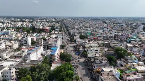 las imágenes aéreas capturan el vibrante paisaje urbano de vijayawada, una ciudad bulliciosa ubicada en el corazón del distrito de guntur cerca de la capital de andhra pradesh, amaravati.