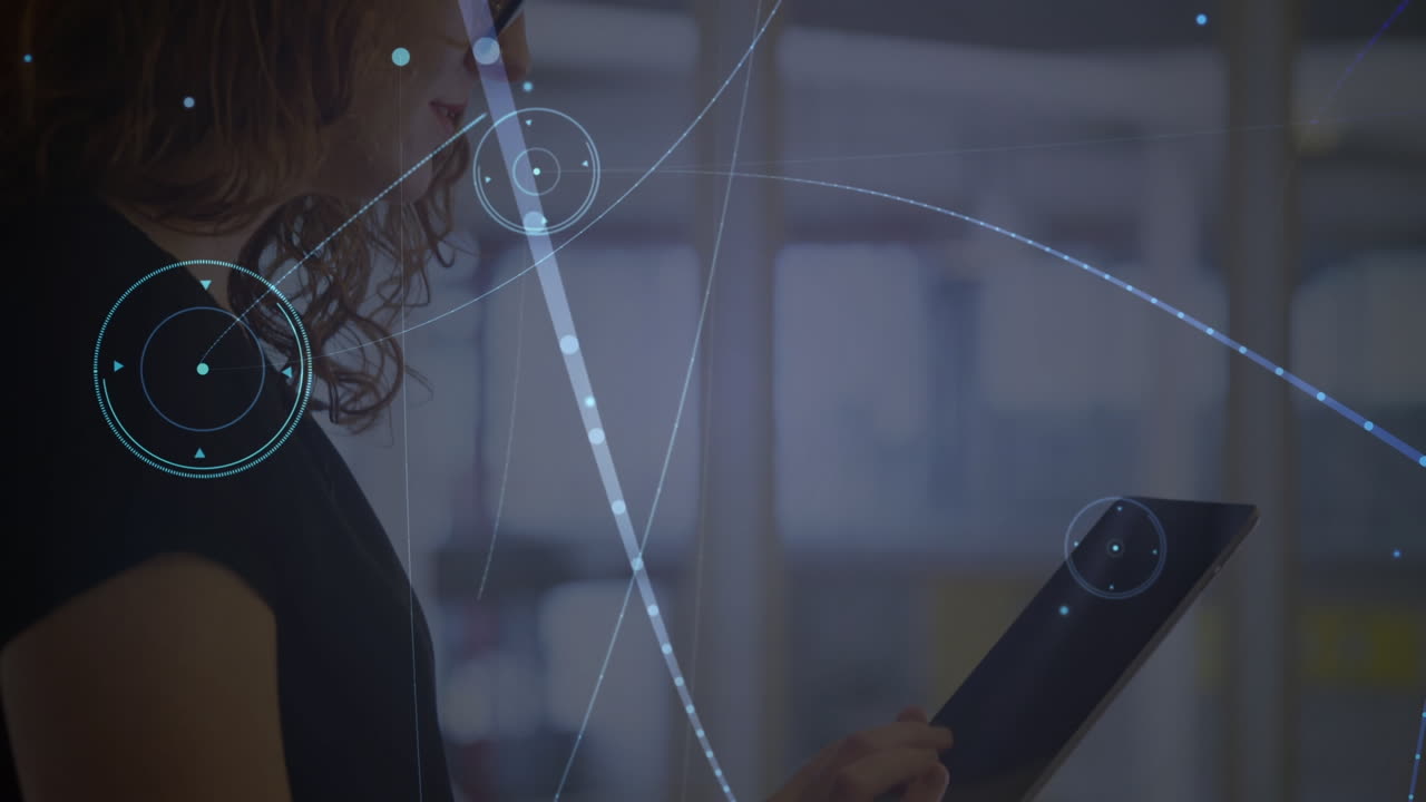 animación de la red de conexiones a través de una trabajadora caucásica que utiliza una tableta