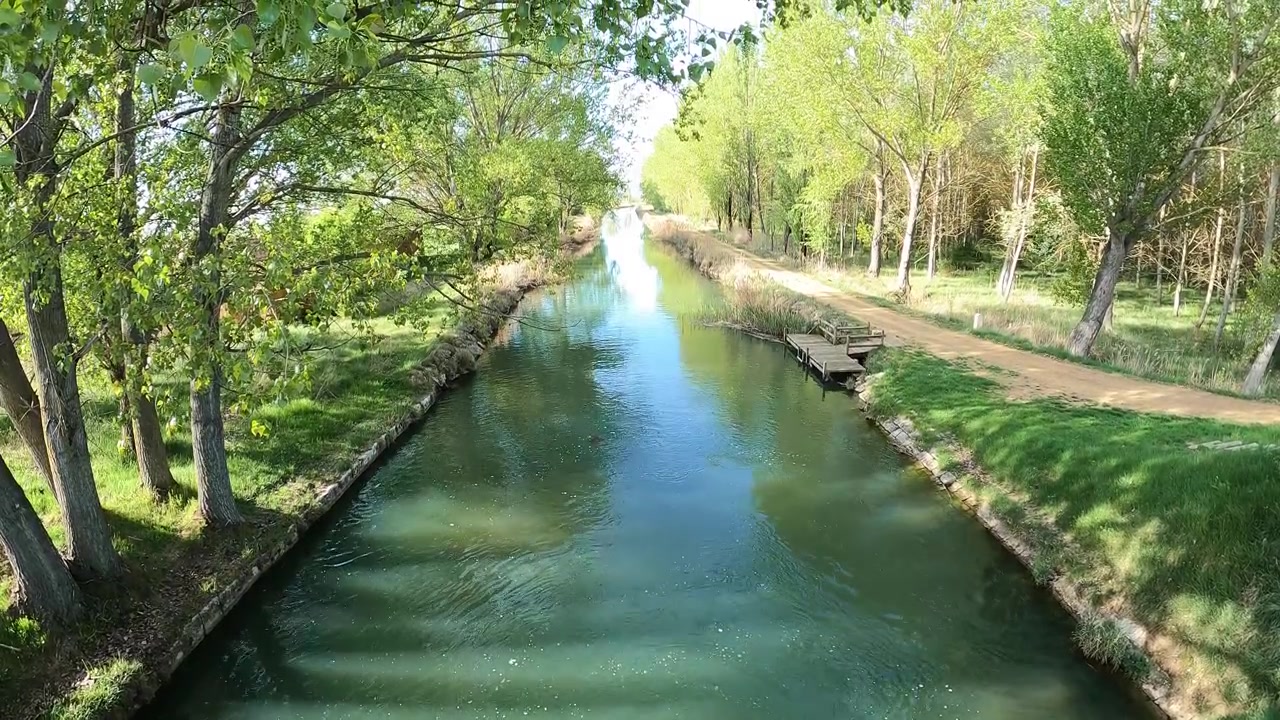 Guardando lungo il canale in una giornata di sole