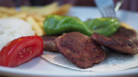 deliciosas albóndigas turcas con arroz y pimientos verdes