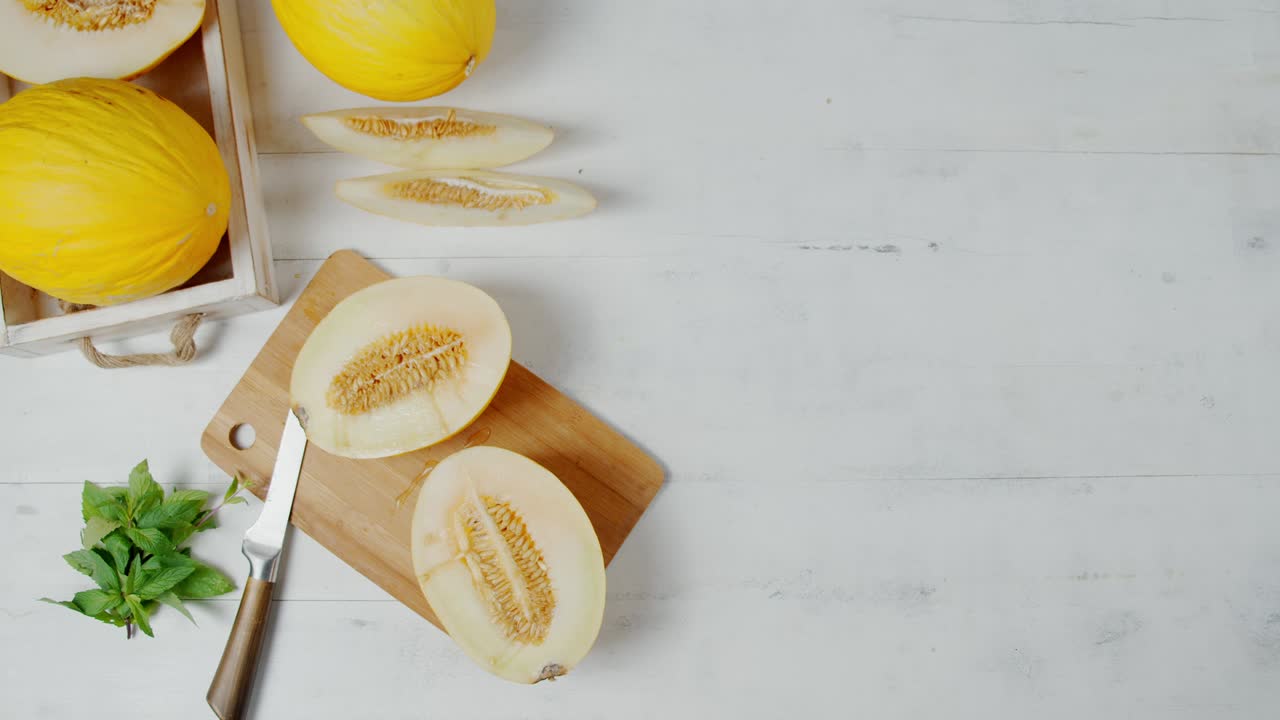 멜론의 절반은 절단판에 회전합니다.