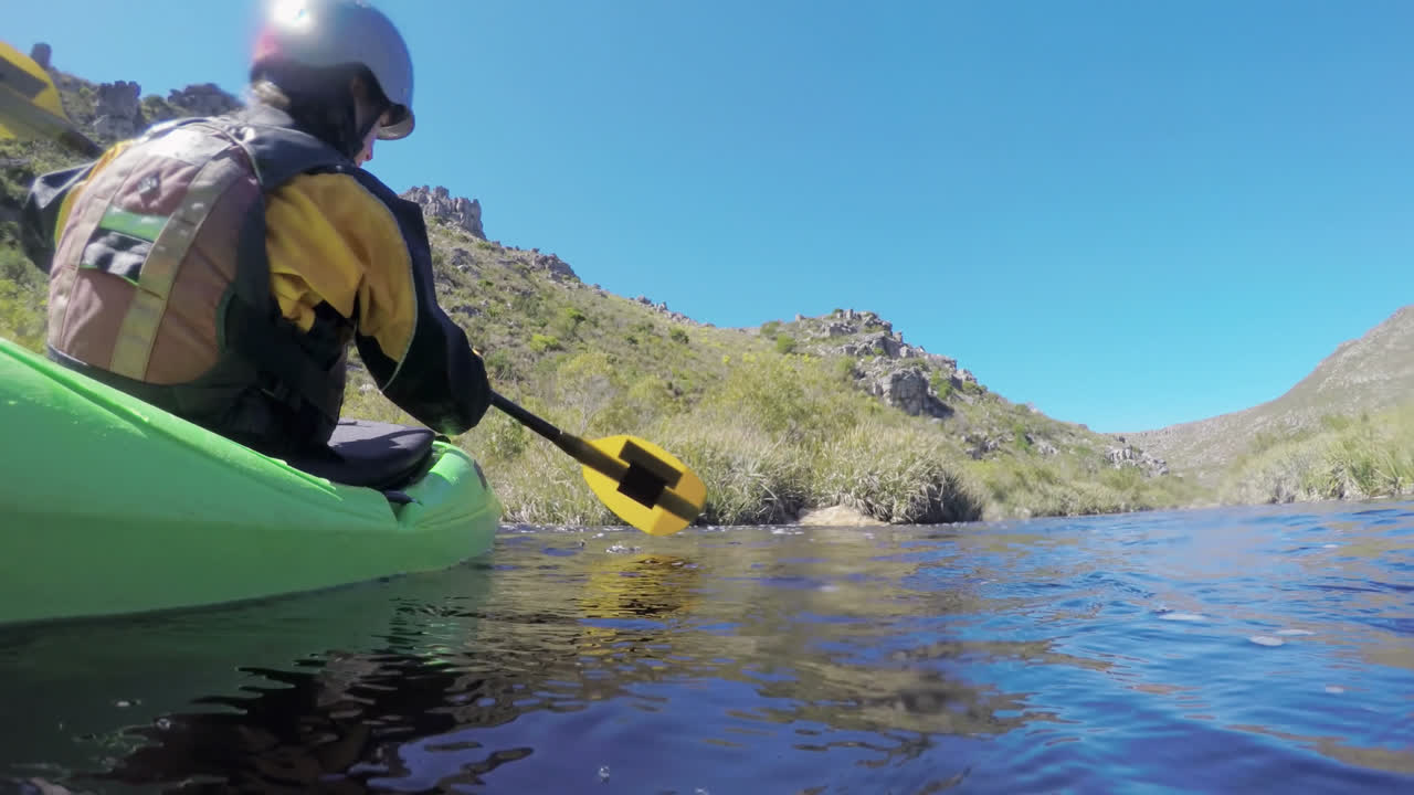 mujer en kayak en el lago en el campo 4k