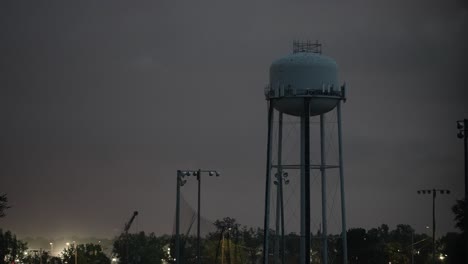 Wasserturm-In-Einem-Schweren-Gewitter