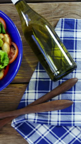 ensalada con vino en una mesa de madera