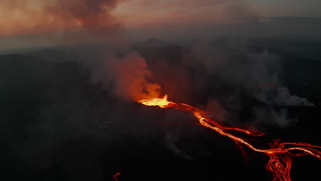 Hacia-Atrás-Revelan-Una-Corriente-De-Lava-Ramificada-Que-Fluye-Hacia-Abajo-En-La-Ladera-Del-Volcán.-Cráter-De-Volcán-Activo-En-El-Crepúsculo.-Volcán-Fagradalsfjall.-Islandia,-2021