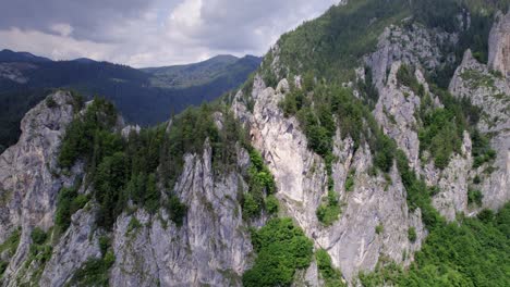 zoom in sui picchi di montagna dei dintorni montuosi