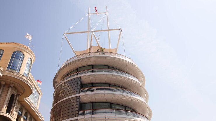 Edificio circular con banderas y asientos al aire libre