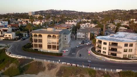 A-small-town-by-the-sea,-many-houses-and-palm-trees