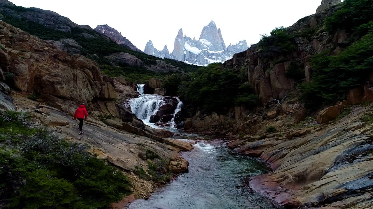 aereo - trekking nel monte fitz roy, patagonia, argentina, campo lungo in avanti