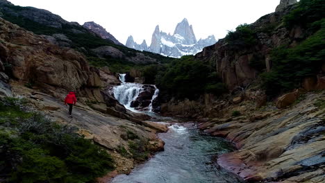 Aéreo---Trekking-En-El-Monte-Fitz-Roy,-Patagonia,-Argentina,-Gran-Tiro-Hacia-Adelante