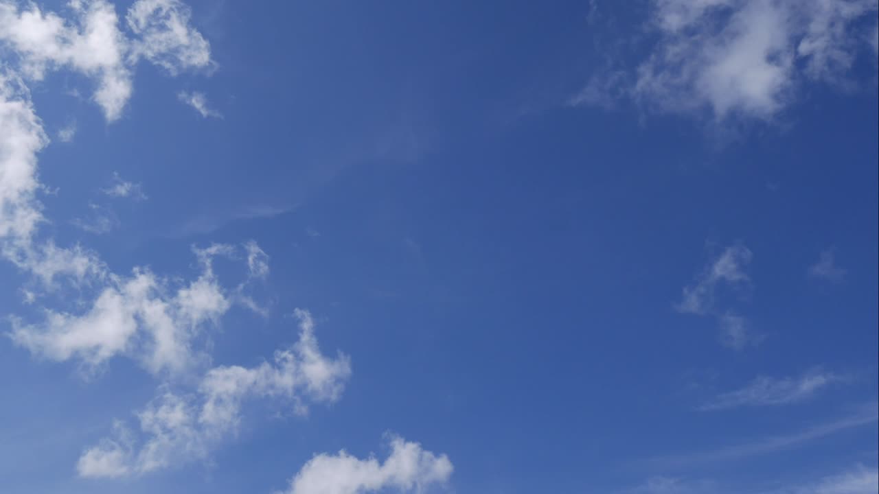 푸른 하늘 하 구름, 부풀어오르는 색 구름, 큐러스 구름 스케이프 타임스, 여름의 파란 하늘, 극적인 웅장한 놀라운 파란하늘, 부드러운  구름의 형태, 구름의 타임 스 배경