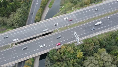 Landtransport-Auf-Asphaltautobahn-Tagsüber-Fahren