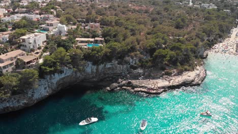 España-Mallorca-Cala-Llombards-Y-Cala-Santanyi-A-4k-24fps-Con-Filtros-Nd-Volando-Con-Un-Dji-Mavic-Air-Con-Hermosas-Vistas-De-Las-Playas,-Rocas,-Barcos-Y-Agua-Azul