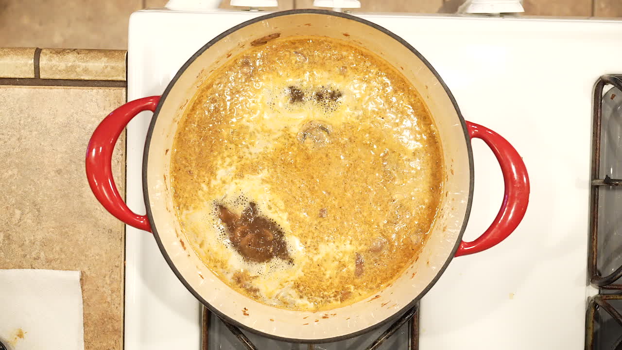 난로 위의 냄비에 끓인 유기농 야생 쌀 버섯 수프 - 오버헤드 뷰 야생 쌀 시리즈