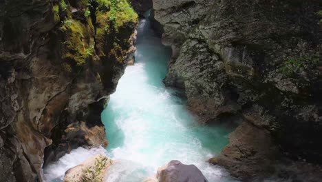 Versteckter-Türkisfarbener-Soca-Schlucht-Fluss-Slowenien-Antenne