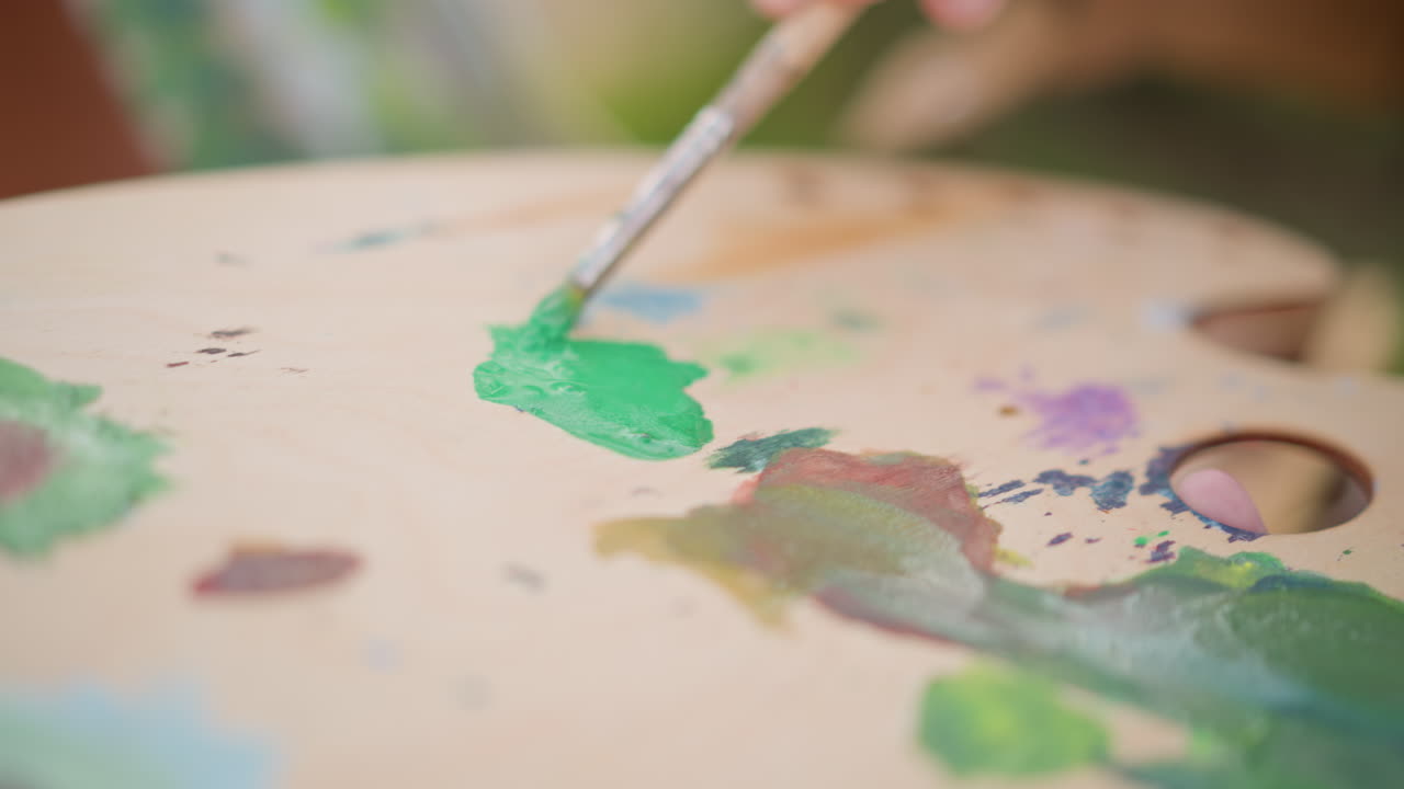 L'energia fluisce attraverso pennellate vivaci. Movimenti energici del pennello danno vita a colori vividi sul legno. Tecniche di pittura colorate ed energiche producono opere d'arte espressive su superfici in legno.