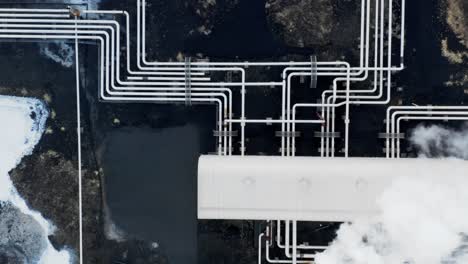 infraestructura de tuberías en la central eléctrica de reykjanes en islandia, vapor de chimeneas