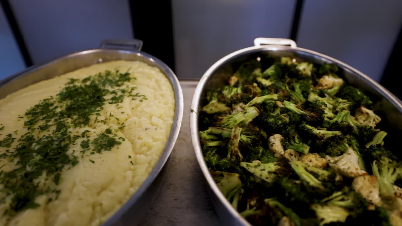 Purè di patate e broccoli su un buffet.