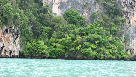 los exuberantes acantilados y las aguas turquesas en krabi