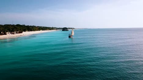 1-Million-$-Flugpanoramakurve-Drohnenaufnahme-Eines-Segelbootes-Mit-Weißem-Segel