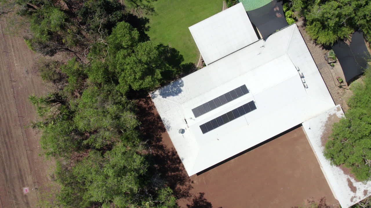 propiedad de lujo con drones aéreos en un suburbio residencial