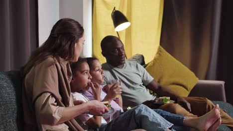 Niños-Con-Padres-Viendo-Películas-En-Casa