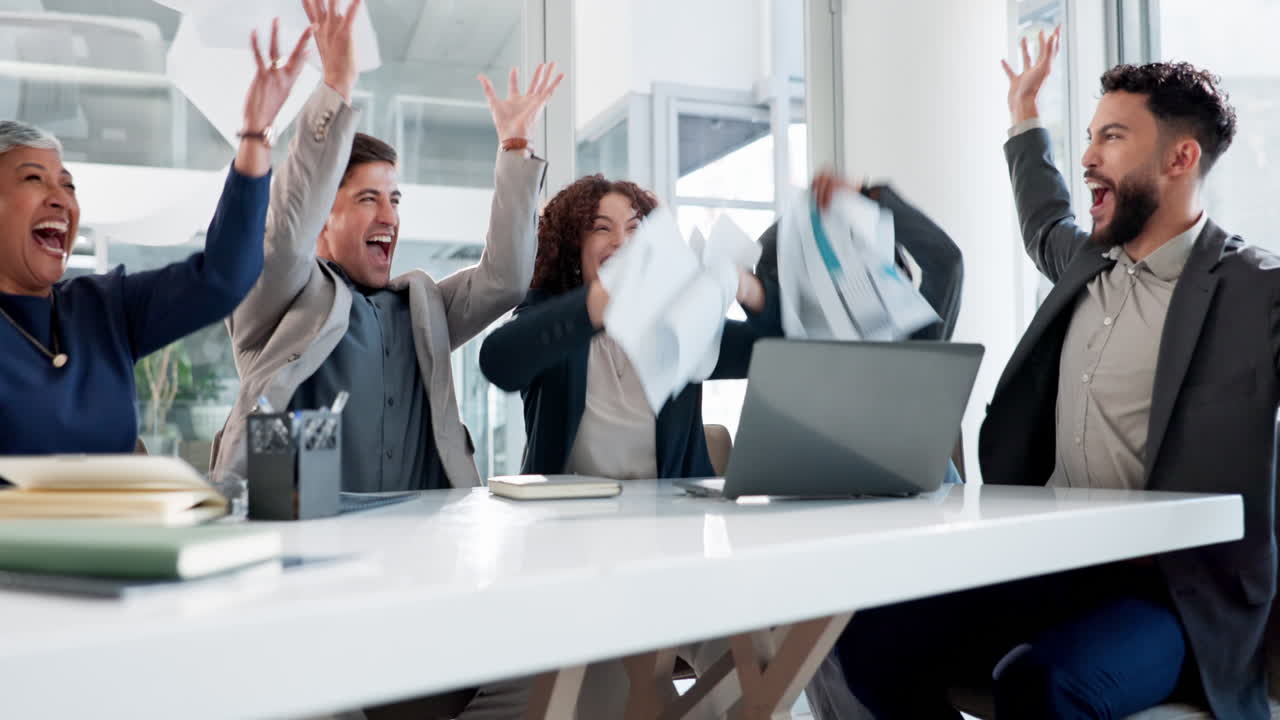 사무실에서 성공을 축하하는 것