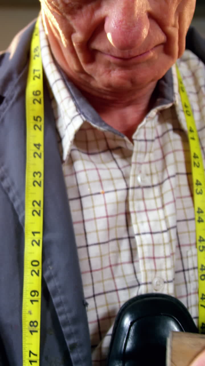 신발 을  ⁇ 는 신발 제작자