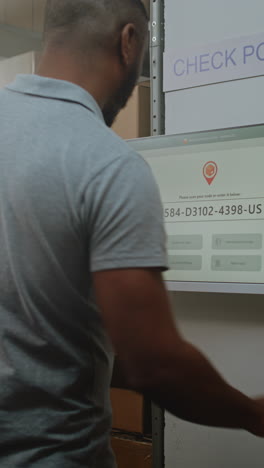 paquetes de escaneo de los empleados del almacén