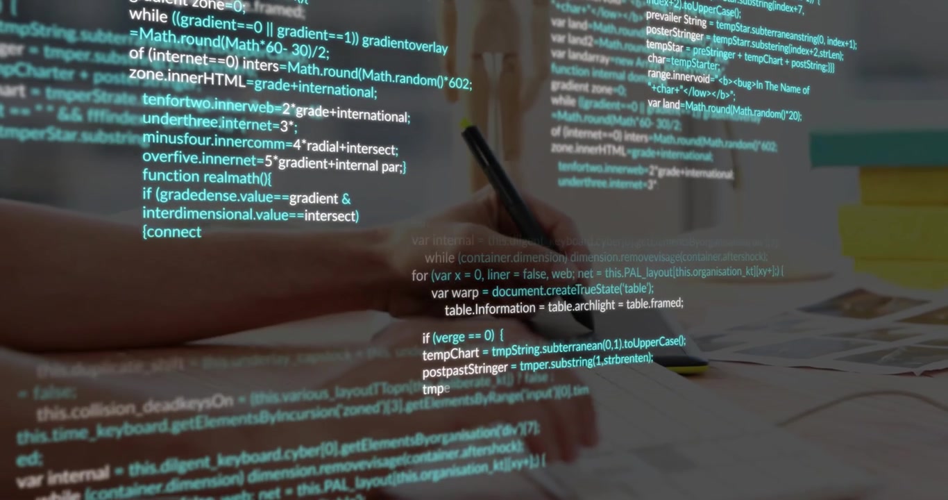 Activado por una superposición de código, manos de desarrollador escribiendo JavaScript y luego esbozando notas para la planificación del código.