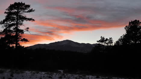 plano general de la puesta de sol sobre la cordillera en invierno