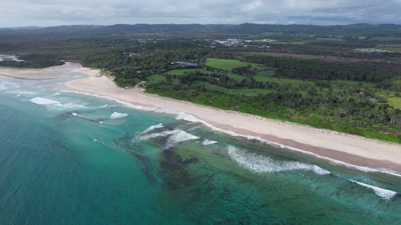 vista panorámica de la playa y el arroyo de belongil en la bahía de byron, nsw, australia - toma de avión no tripulado