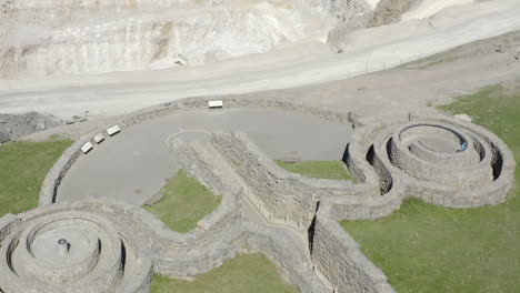 Una-Vista-Aérea-De-Primer-Plano-De-Las-Obras-De-Arte-Públicas-Cortadas-Con-Piedras-Frías-Cerca-Del-Puente-De-Pateley-Con-Una-Cantera-De-Asfalto-En-El-Fondo