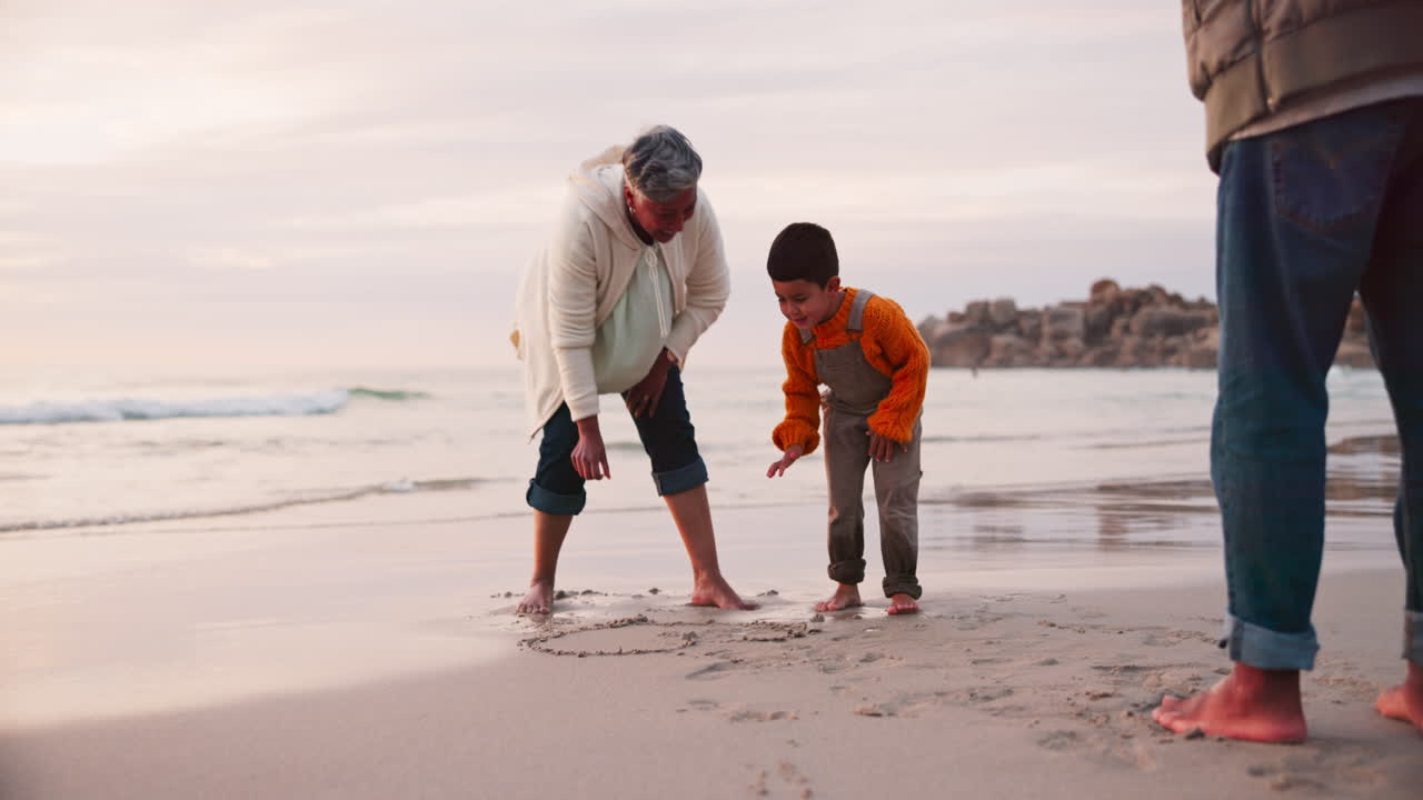 playa, dibujo y abuelos jugando con el niño