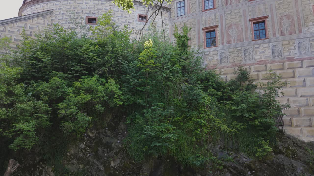 la torre del castillo en český krumlov, chequia, que muestra su arquitectura histórica y vistas panorámicas