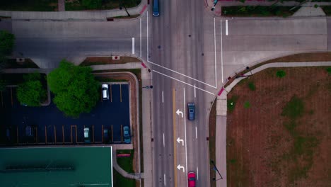 Von-Oben-Nach-Unten-Gerichtete-Filmische-Luftaufnahmen-Eines-Fahrenden-Autos-In-Rockford,-Downtown-Illinois