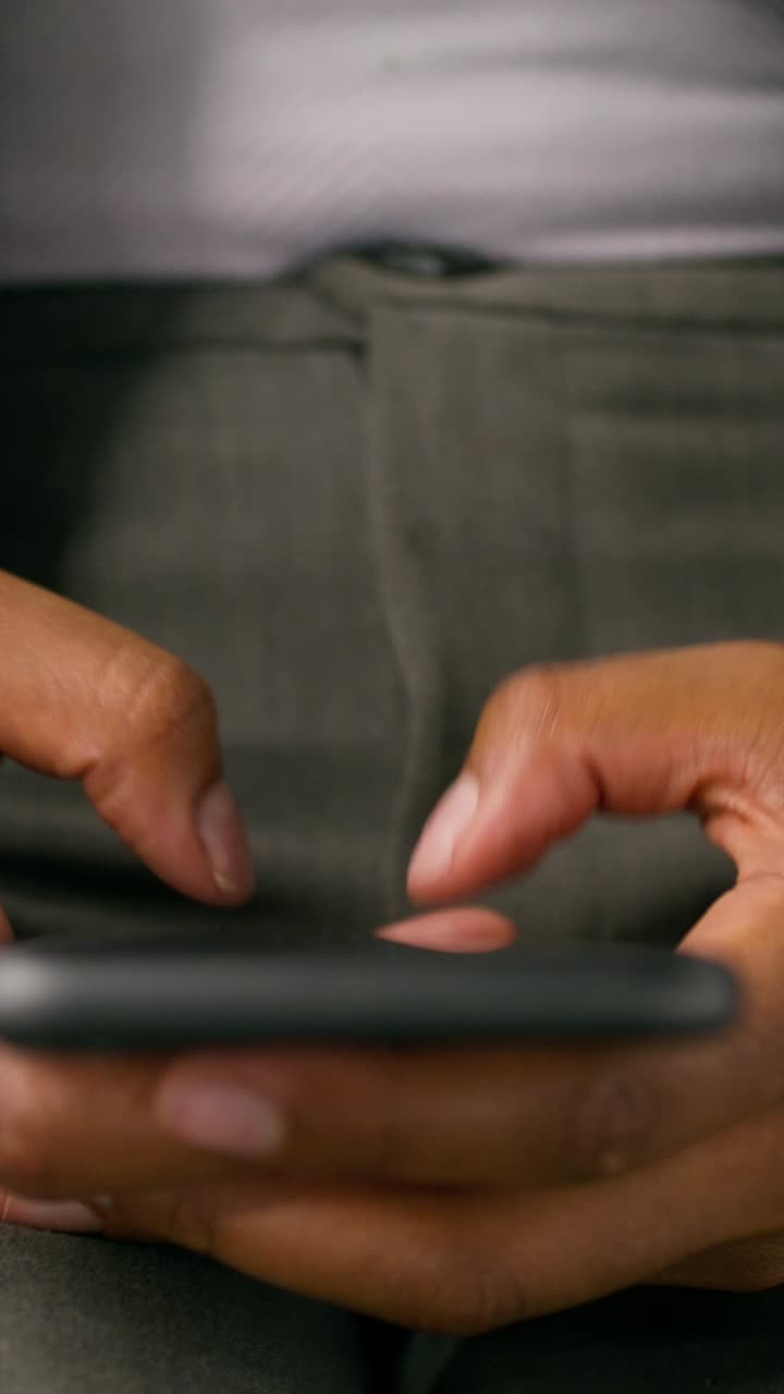 persona que utiliza un teléfono inteligente