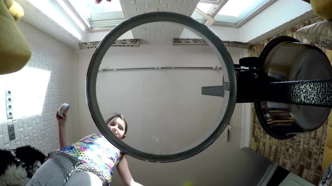 hermosa joven estudiante y gran bernese sennenhund perro de montaña vienen a la alimentadora y van detrás de la comida para perros. usar cuenco con fondo transparente. año de perro. símbolo del año calendario chino. feliz navidad y feliz año nuevo. vista de bajo ángulo