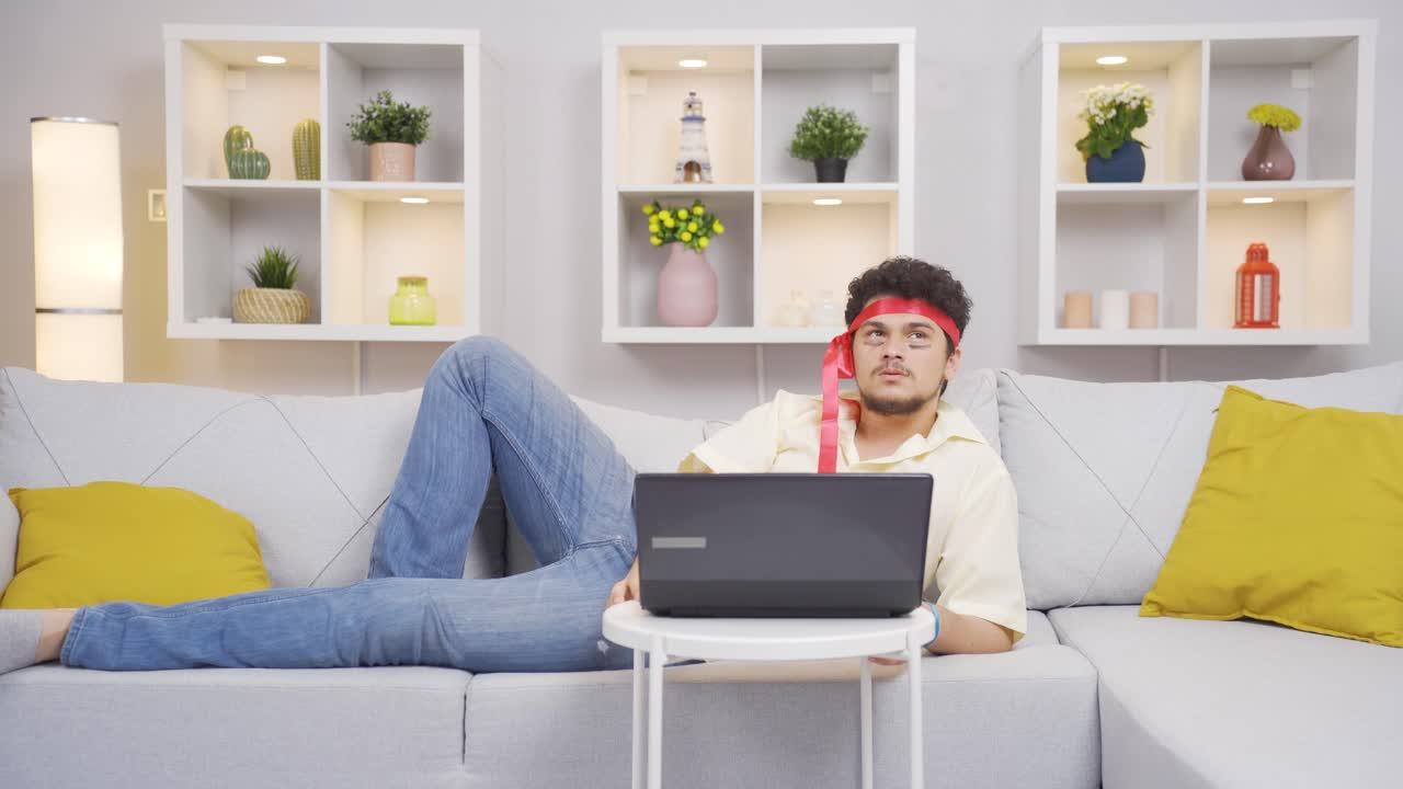 el hombre gracioso es considerado mientras trabaja en la computadora portátil.