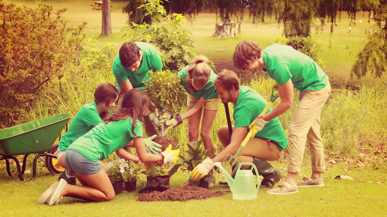 amigos felices haciendo jardinería para la comunidad.