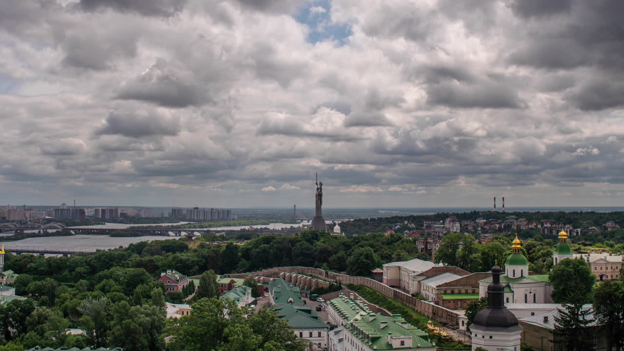 4K Timelapse af Ukraines hovedstad, Kyiv, Moderlandsmonumentet og floden Dnepr på en overskyet dag