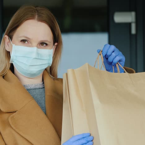 retrato de un voluntario con bolsas de comida del supermercado