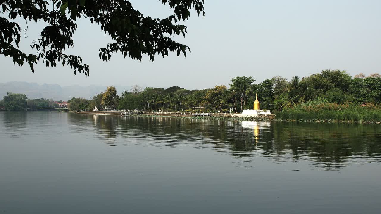 Bảo tháp tôn giáo và Tượng Phật trên bờ sông Kwai ở Kanchanaburi, Thái Lan