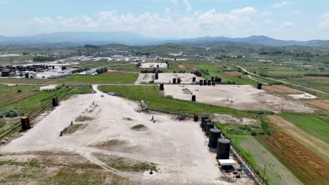 tanques de depósito de petróleo industriales situados junto a campos agrícolas