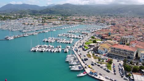 Luftaufnahme-Des-Yachthafens-Von-D-Marin-Lefkas-Voller-Boote-Und-Schiffe-Und-Einer-Stadt-Auf-Lefkada