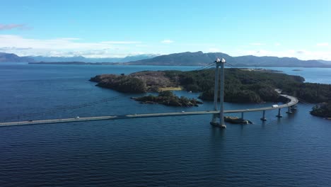 Puente-Colgante-De-Bomlo-Que-Conecta-Bomlo-Y-Stord-A-Través-De-Spissoysundet-A-Lo-Largo-De-La-Carretera-Costera-De-Noruega-E39---Hermoso-Día-Soleado-Antena