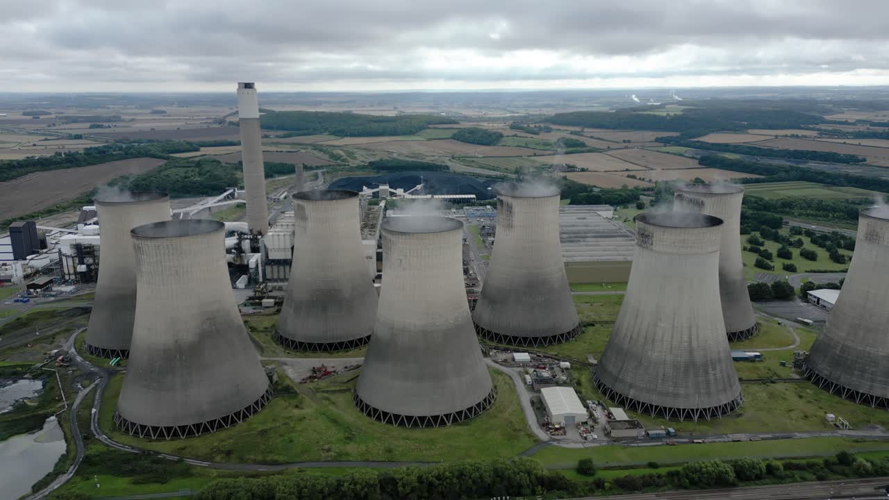 vista aérea de la central eléctrica de ratcliffe-on-soar mirando hacia abajo sobre las torres de refrigeración nucleares alimentadas con carbón de hormigón