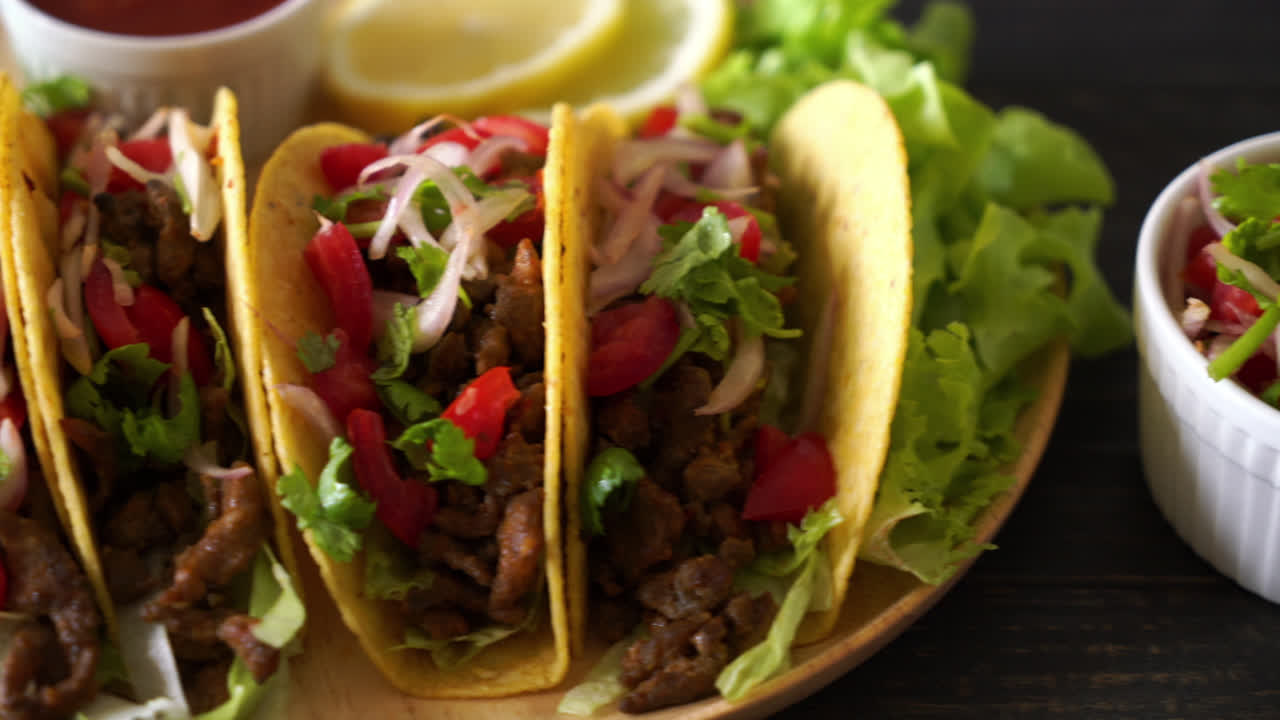 tacos con carne y verduras - estilo de comida mexicana