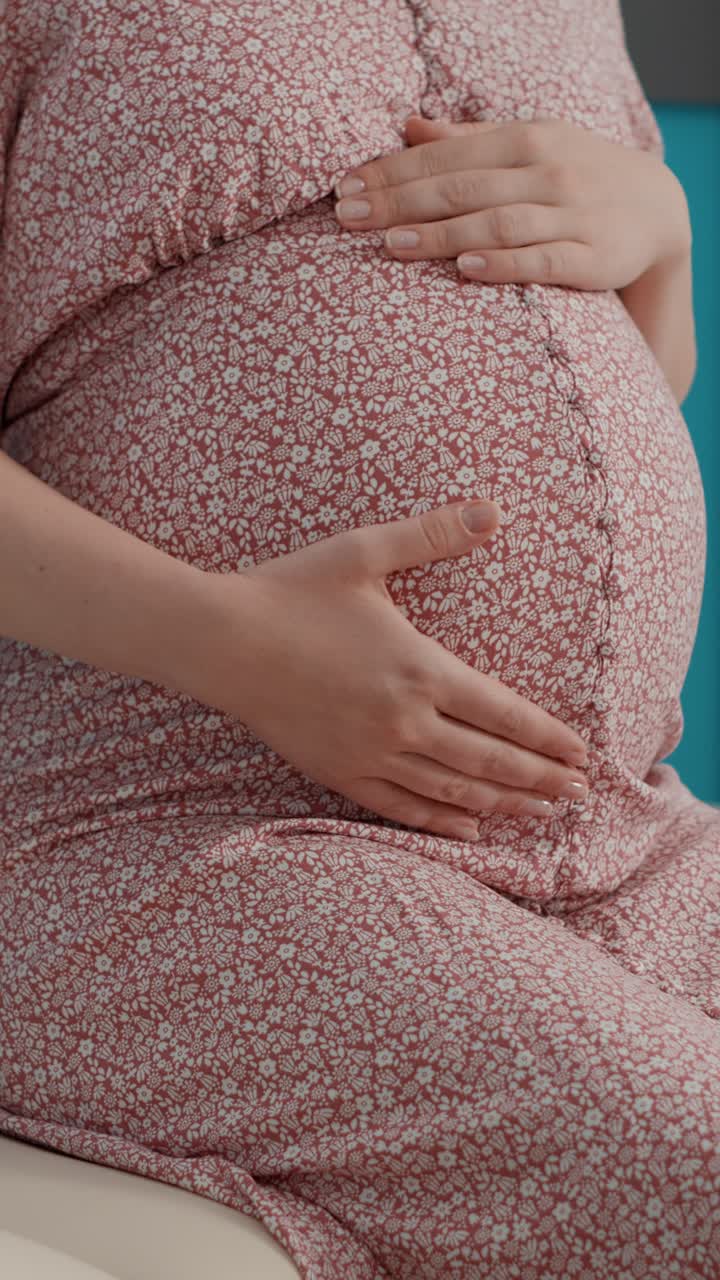 Donna incinta con le mani sulla pancia