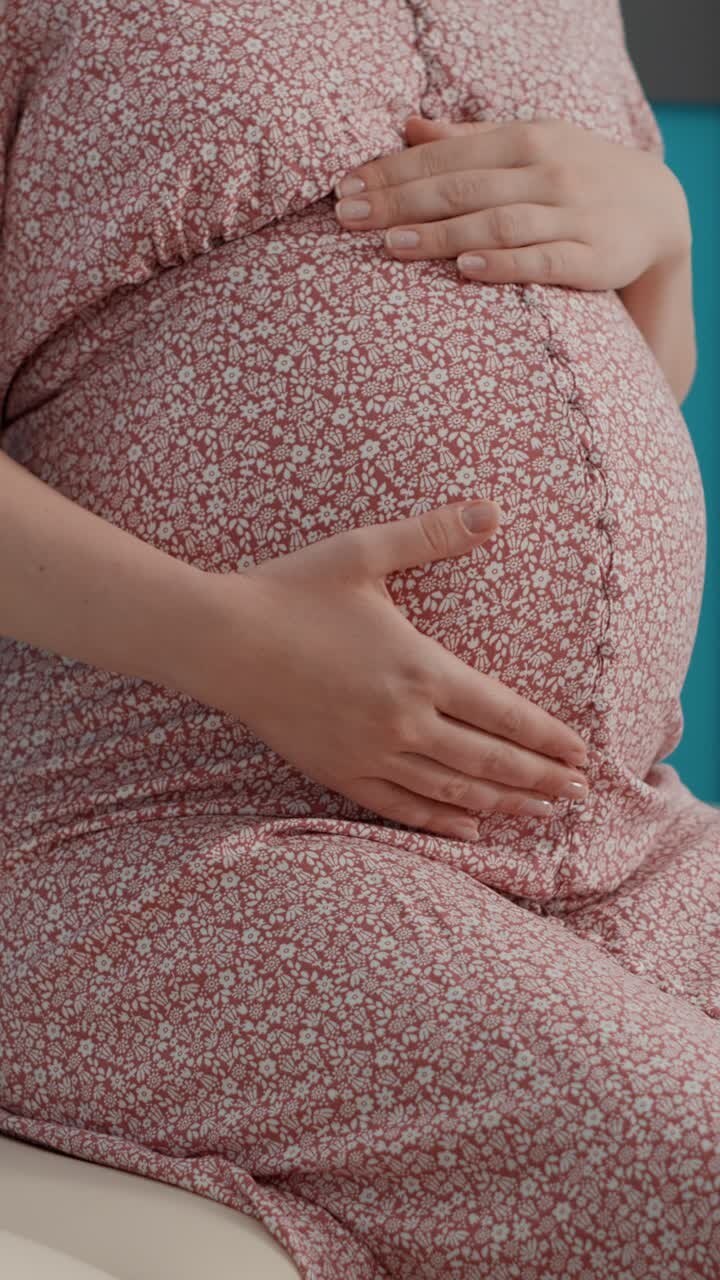 Donna incinta con le mani sulla pancia